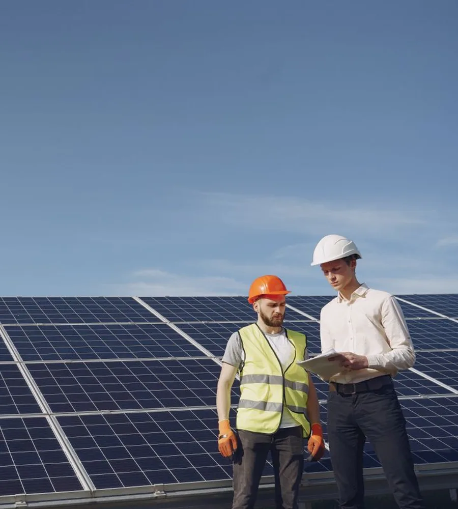 Engenheiros a planear uma instalação solar