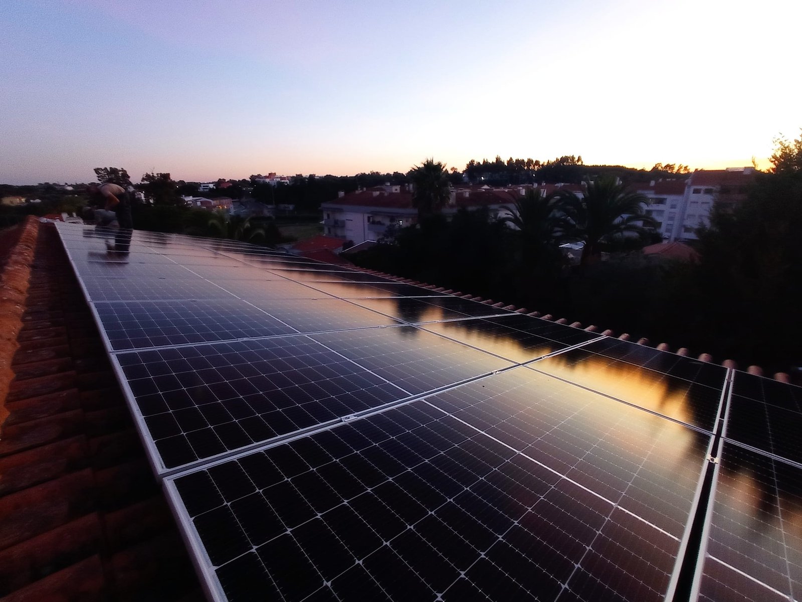 Vale a pena ter painéis solares em Portugal? Poupança real e retorno