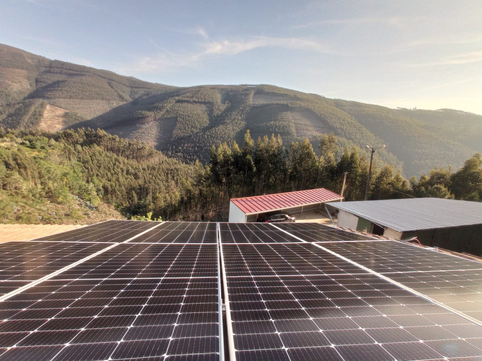 Vender excedente de energia à rede: como funciona e quanto rende